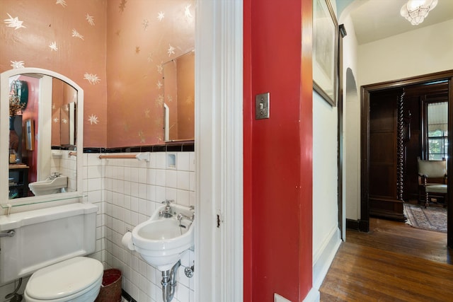 14 Morningside Pl, Memphis, TN 38104 - half bath featuring hardwood / wood-style floors, toilet, wainscoting, and a sink