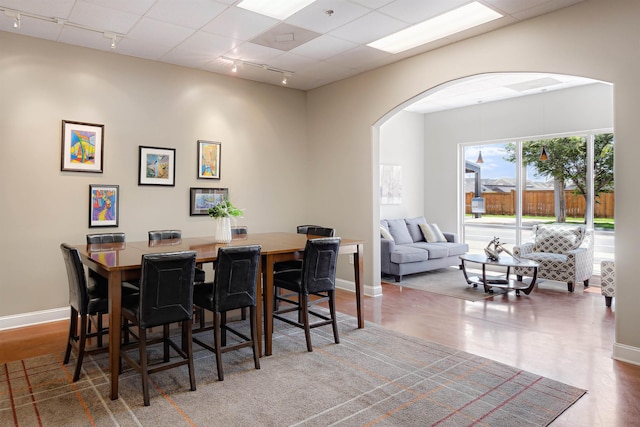 510 Cityhouse Ct Unit 406, Memphis, TN 38103 - dining room with rail lighting, arched walkways, and baseboards