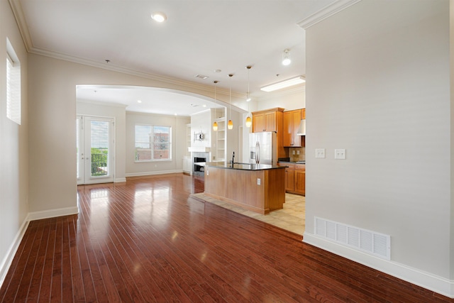 510 Cityhouse Ct Unit 406, Memphis, TN 38103 - kitchen featuring open floor plan, stainless steel fridge with ice dispenser, dark countertops, arched walkways, and baseboards