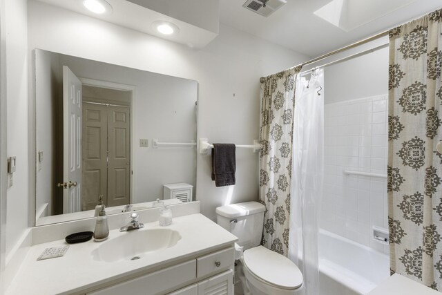 full bathroom featuring toilet, shower / tub combo, vanity, and recessed lighting