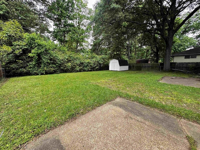 view of yard featuring a shed and an outdoor structure