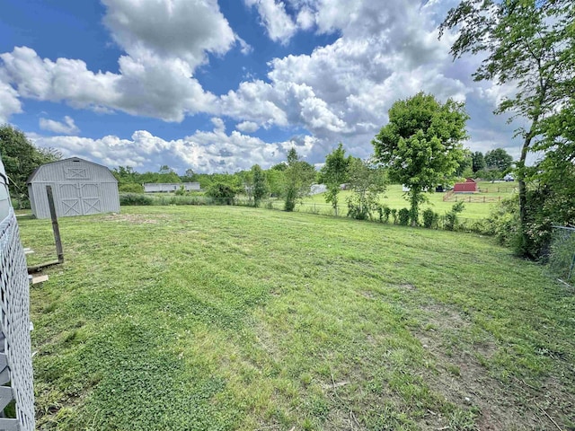 841 Simmons Rd, Munford, TN 38023 - view of yard featuring an outdoor structure and a barn