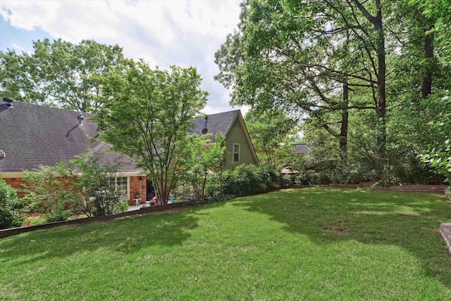 8792 E Carrollwood Ln E, Memphis, TN 38016 - view of green lawn