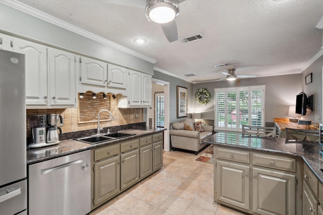 8792 E Carrollwood Ln E, Memphis, TN 38016 - kitchen featuring a sink, ceiling fan, appliances with stainless steel finishes, a textured ceiling, and open floor plan