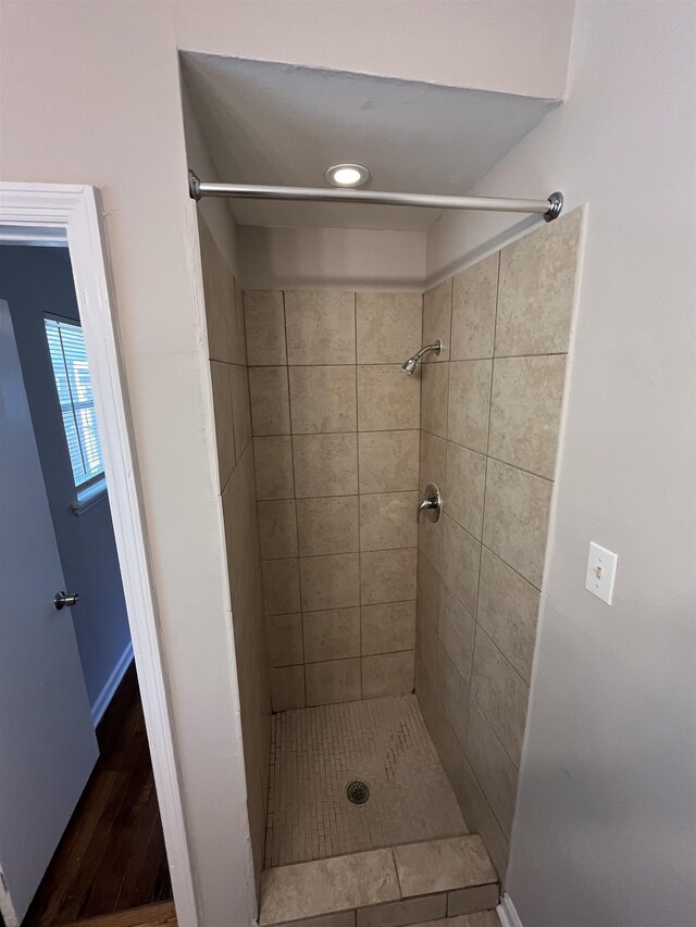4810 Berrydale Ave, Memphis, TN 38118 - full bathroom with tiled shower, wood finished floors, baseboards, and recessed lighting