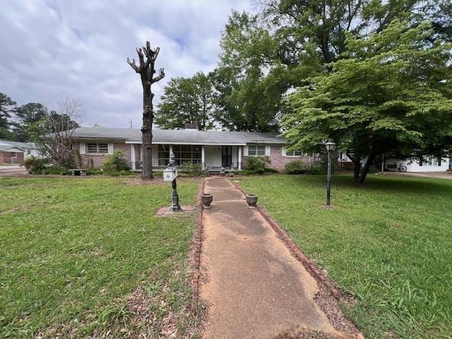 single story home with a front yard