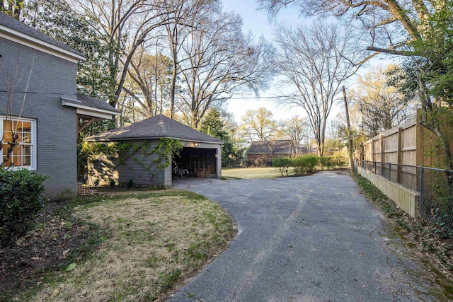 3850 Poplar Ave, Memphis, TN 38111 - view of asphalt driveway