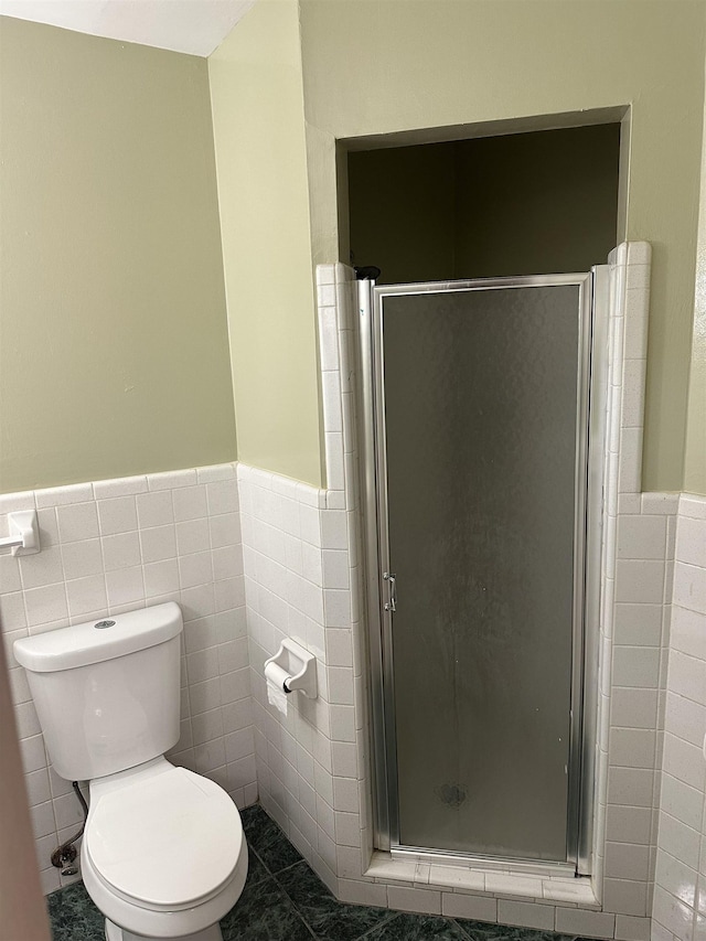 3236 Whitney Rd, Memphis, TN 38128 - full bath with tile walls, wainscoting, toilet, a shower stall, and tile patterned flooring