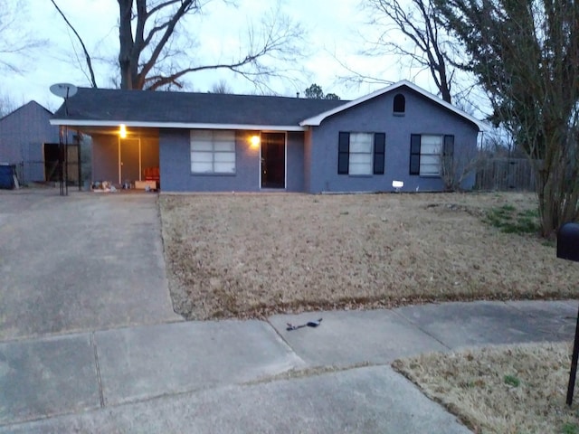 single story home with driveway