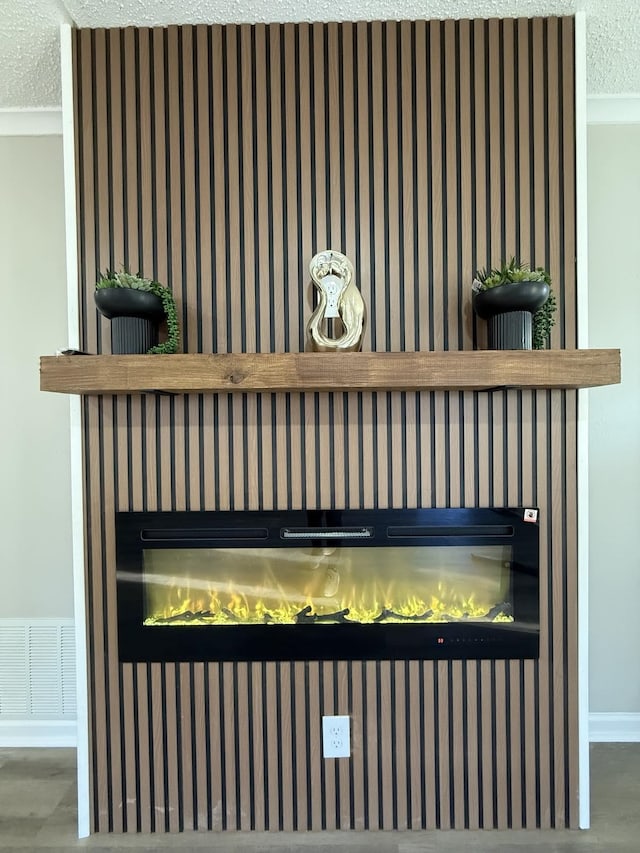 1340 S Perkins Rd, Memphis, TN 38117 - detailed view of a textured ceiling and baseboards