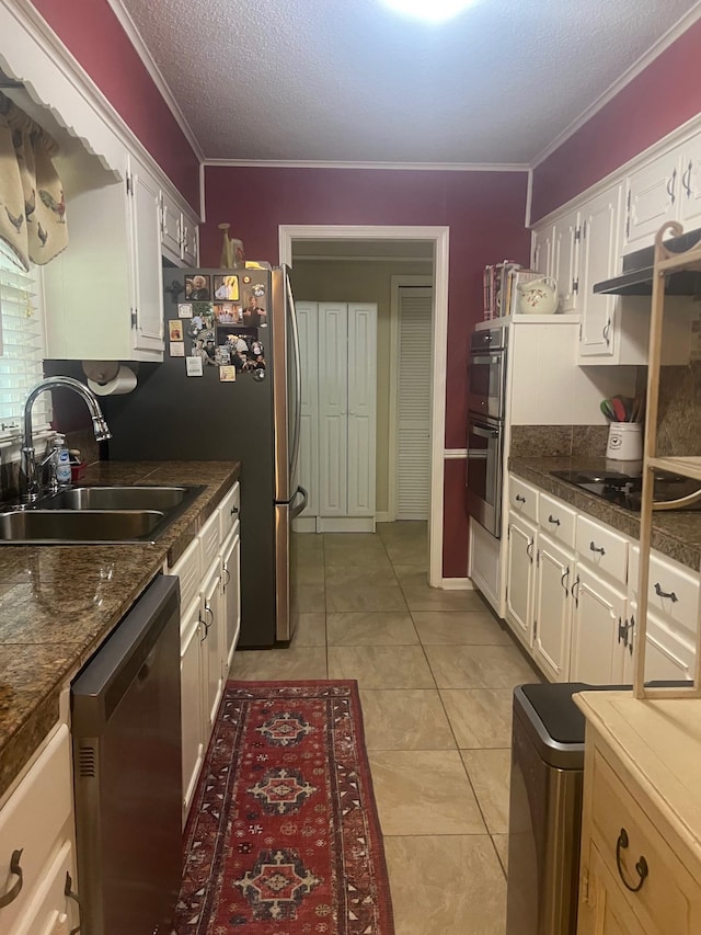 6233 Quince Rd, Memphis, TN 38119 - kitchen featuring stainless steel appliances, a sink, under cabinet range hood, white cabinetry, and ornamental molding