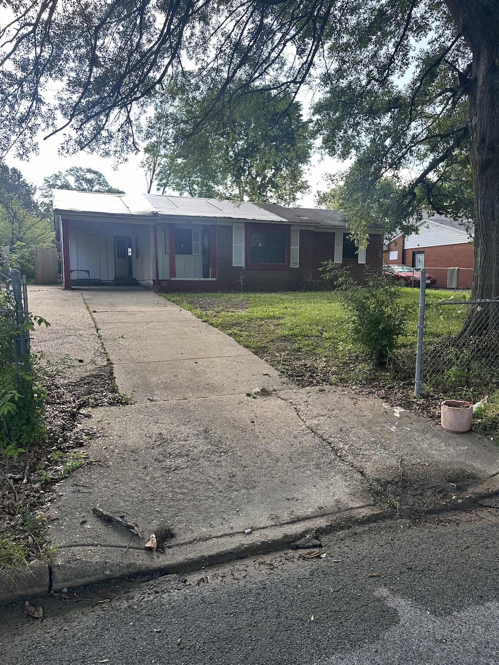 4016 Leech Rd, Memphis, TN 38109 - ranch-style home with driveway and an attached carport