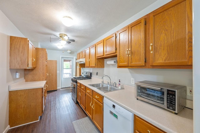 kitchen featuring stainless steel gas stove, dishwasher, a sink, under cabinet range hood, and ceiling fan