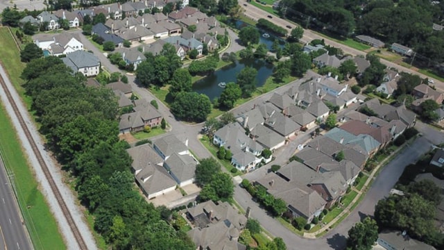 1948 Clarington Dr, Germantown, TN 38138 - aerial view of property and surrounding area featuring nearby suburban area and a large body of water
