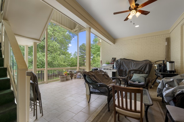 sunroom / solarium featuring outdoor lounge area and a ceiling fan