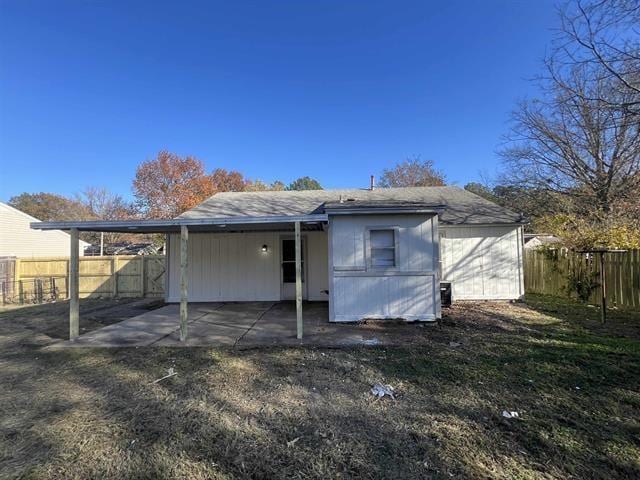 2151 Ptarmigan Trl, Memphis, TN 38134 - back of property featuring a fenced backyard and a patio area