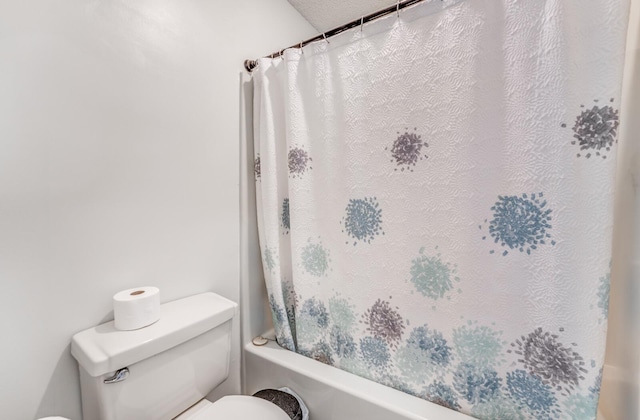 6686 Elmore Ridge Ln, Memphis, TN 38134 - bathroom featuring toilet and shower / tub combo with curtain