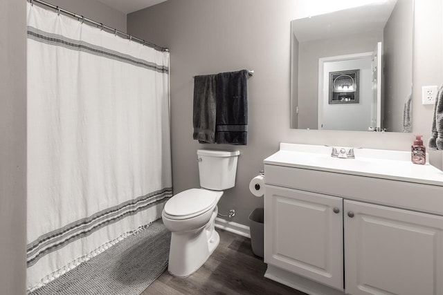 full bathroom featuring wood finished floors, toilet, vanity, baseboards, and a shower with shower curtain