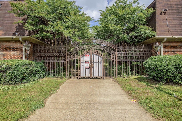 3229 Thirteen Colony Mall Unit 5B, Memphis, TN 38115 - gate with fence