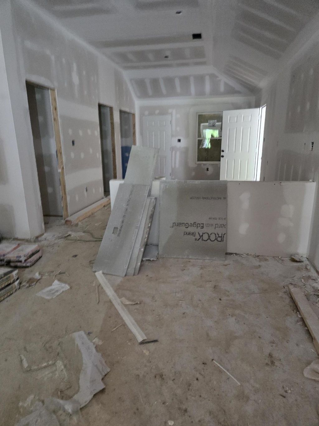 3299 University St, Memphis, TN 38127 - empty room featuring lofted ceiling