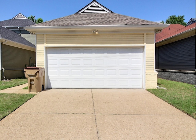 1354 E Island Pl, Memphis, TN 38103 - garage with concrete driveway