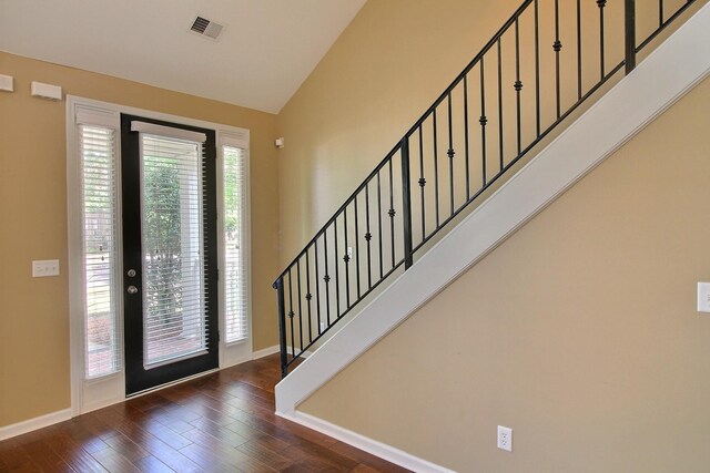 1354 E Island Pl, Memphis, TN 38103 - entrance foyer featuring stairway, wood finished floors, baseboards, and high vaulted ceiling