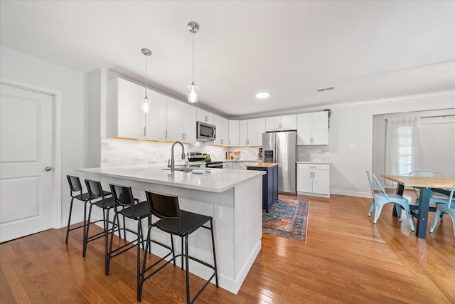 4539 Kings Park Rd, Memphis, TN 38117 - kitchen with appliances with stainless steel finishes, a sink, a peninsula, a breakfast bar, and tasteful backsplash