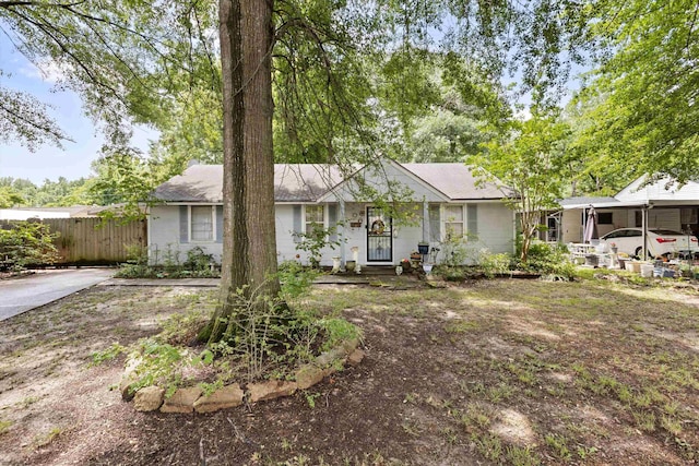 4381 Embassy Dr, Memphis, TN 38108 - ranch-style house with fence