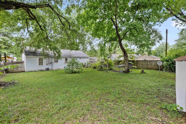 4381 Embassy Dr, Memphis, TN 38108 - view of yard featuring central AC