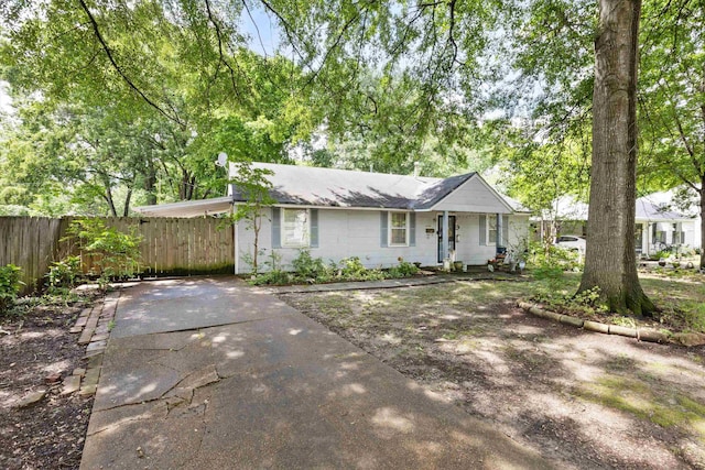 4381 Embassy Dr, Memphis, TN 38108 - single story home with driveway and fence