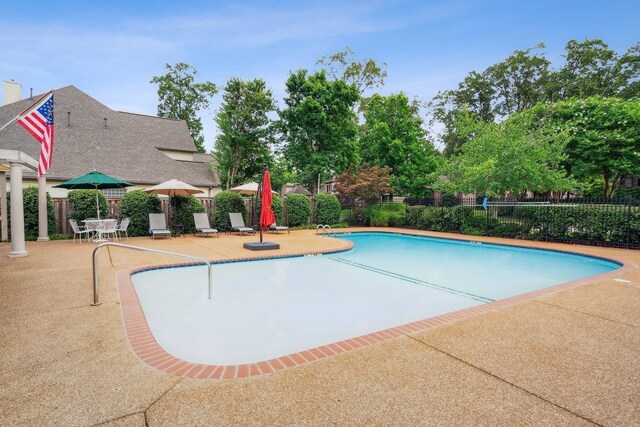215 Ivy Grove Ln, Collierville, TN 38017 - community pool featuring fence and a patio area