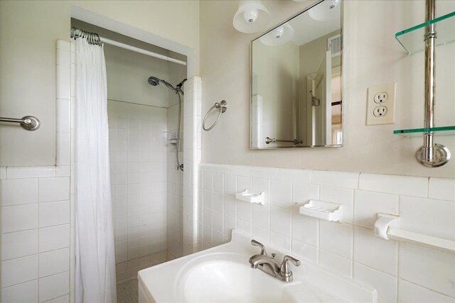 1079 Woodview Dr, Memphis, TN 38117 - bathroom with tiled shower and a sink