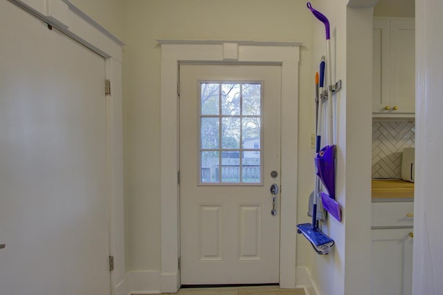 1975 Walker Ave, Memphis, TN 38104 - entryway featuring baseboards