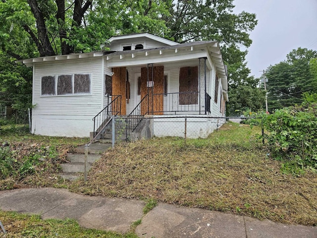 1016 Seattle St, Memphis, TN 38114 - bungalow-style house featuring a porch and fence