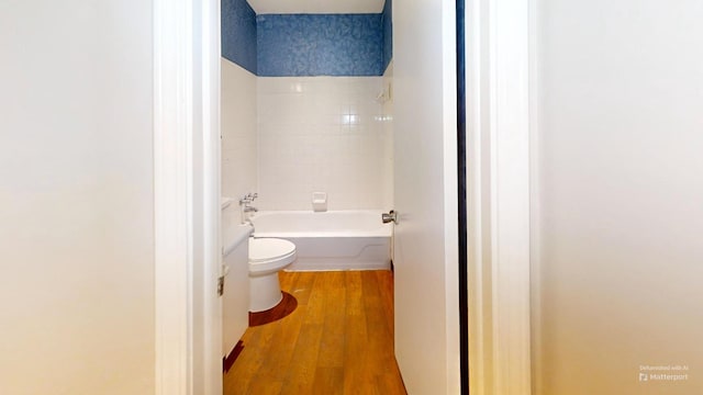 3983 Grahamdale Cir Unit 3983B, Memphis, TN 38122 - bathroom featuring toilet, wood finished floors, shower / tub combination, and wallpapered walls