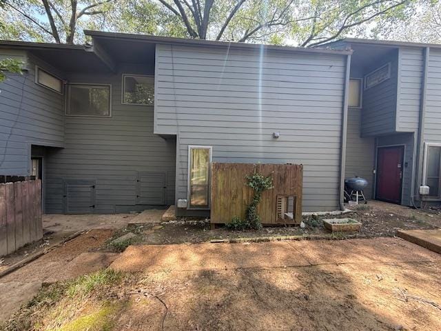 3983 Grahamdale Cir Unit 3983B, Memphis, TN 38122 - rear view of house featuring fence