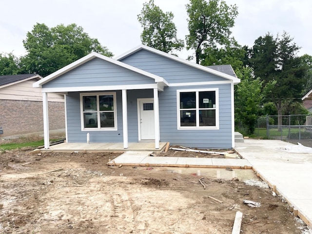 3097 Hoskins Rd, Memphis, TN 38111 - view of front of home with covered porch and fence