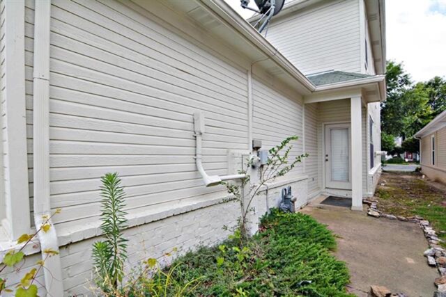 1342 Harbor Park Dr, Memphis, TN 38103 - doorway to property with a patio