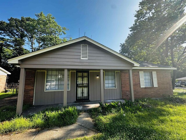 2232 Amethyst Cv, Memphis, TN 38127 - bungalow with a porch and brick siding