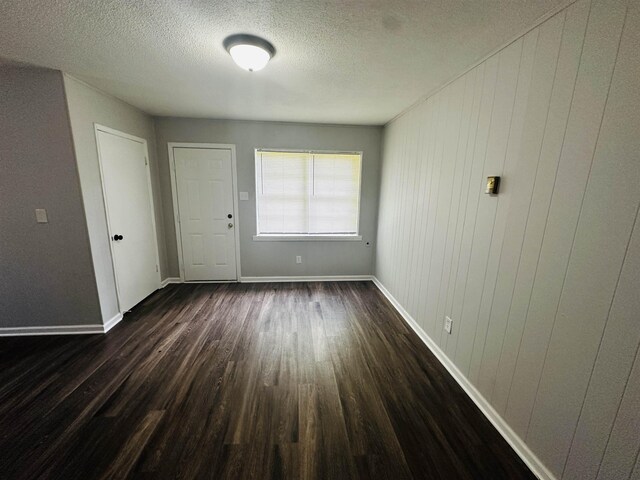2232 Amethyst Cv, Memphis, TN 38127 - entrance foyer featuring dark wood-type flooring, a textured ceiling, and baseboards