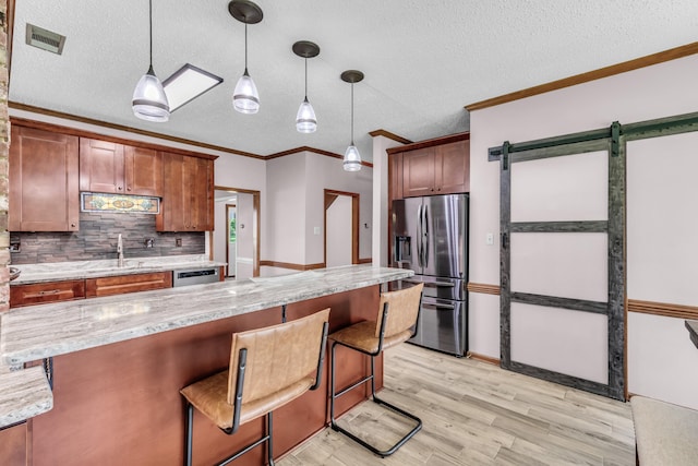 858 Gunnison Dr, Collierville, TN 38017 - kitchen with appliances with stainless steel finishes, a sink, tasteful backsplash, pendant lighting, and a textured ceiling