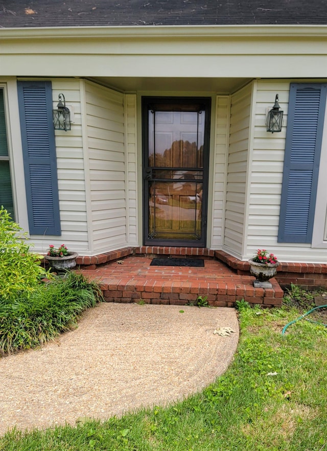 5551 Derron Dr, Memphis, TN 38115 - view of exterior entry featuring a shingled roof and a porch