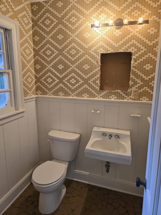 137 Perkins Ext, Memphis, TN 38117 - bathroom with wallpapered walls, toilet, a sink, a wainscoted wall, and a decorative wall