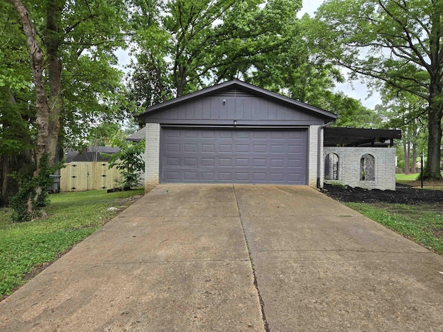 3403 Lynchburg St, Memphis, TN 38134 - garage featuring a gate