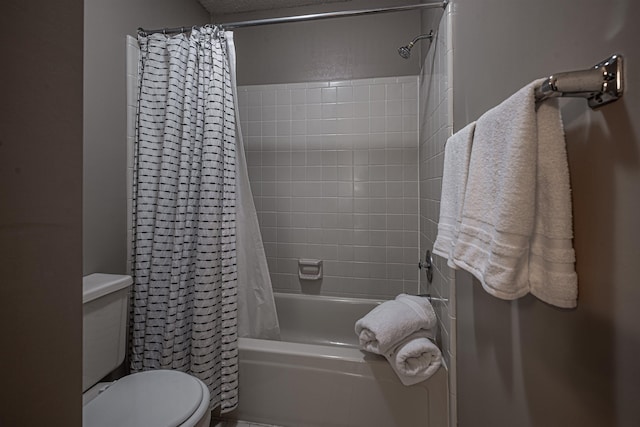 8451 Donegal Cv, Germantown, TN 38139 - full bath featuring toilet and shower / tub combo with curtain