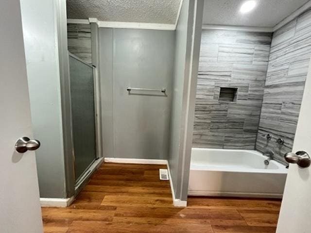 4472 Cedar Ridge Ln, Unicorp/Memphis, TN 38128 - full bath featuring wood finished floors, a textured ceiling, shower / tub combination, and baseboards