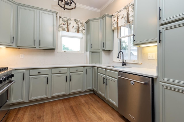 1060 Island Dr, Memphis, TN 38103 - kitchen featuring stainless steel appliances, a sink, crown molding, gray cabinets, and light countertops