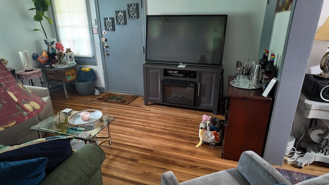 2304 Longstreet Dr, Memphis, TN 38114 - living area featuring wood finished floors