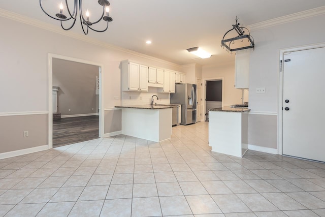 1625 Autumn Tree Cv, Memphis, TN 38016 - kitchen featuring stainless steel refrigerator with ice dispenser, a sink, ornamental molding, a chandelier, and a peninsula
