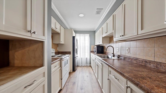 6861 Sauterne Cv, Memphis, TN 38115 - kitchen featuring stainless steel appliances, a sink, crown molding, light wood-type flooring, and tasteful backsplash